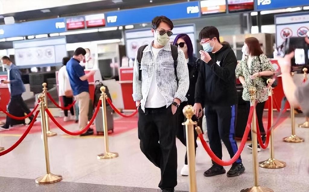 杨千嬅一家三口同框,杨千嬅与老公亮相活动两人很般配