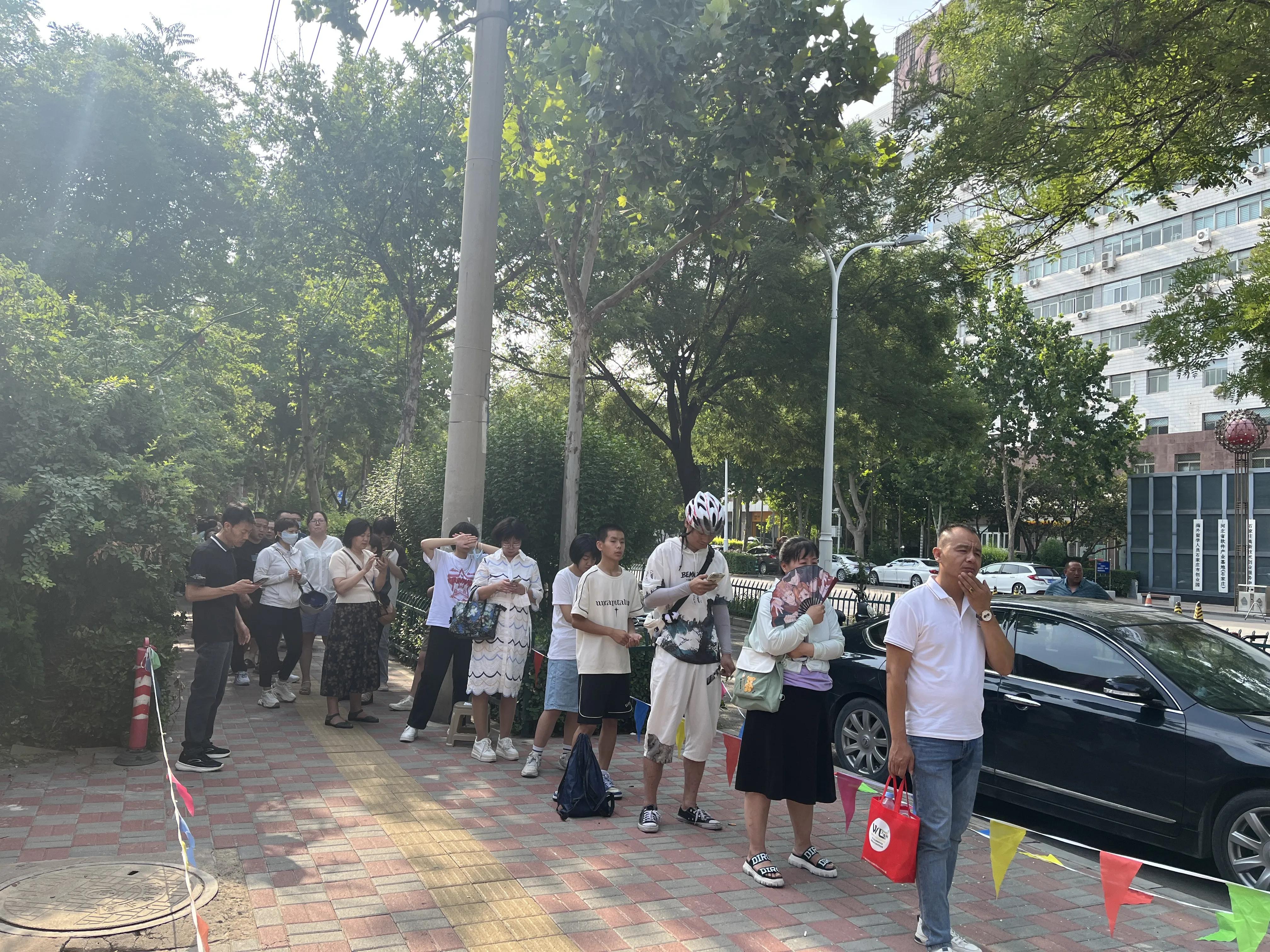 石家庄高中录取深夜排队,石家庄高校大火最新报道