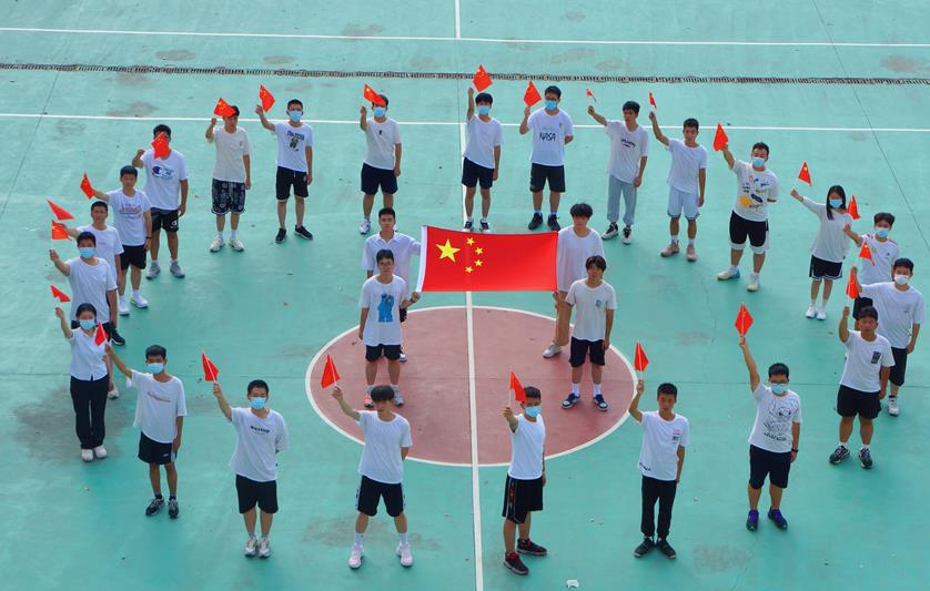 湖铁职院学子国庆假期“嗨起来”：与*旗国**合影、露天音乐会…