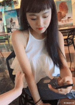 今天过来按脚，恰巧碰见了前女友，我该怎么化解尴尬呢？