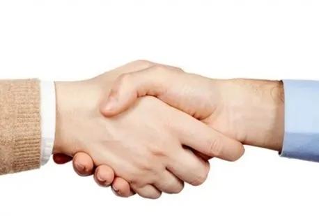 职场新人必须了解如何握手,女性在职场中的握手礼仪分享