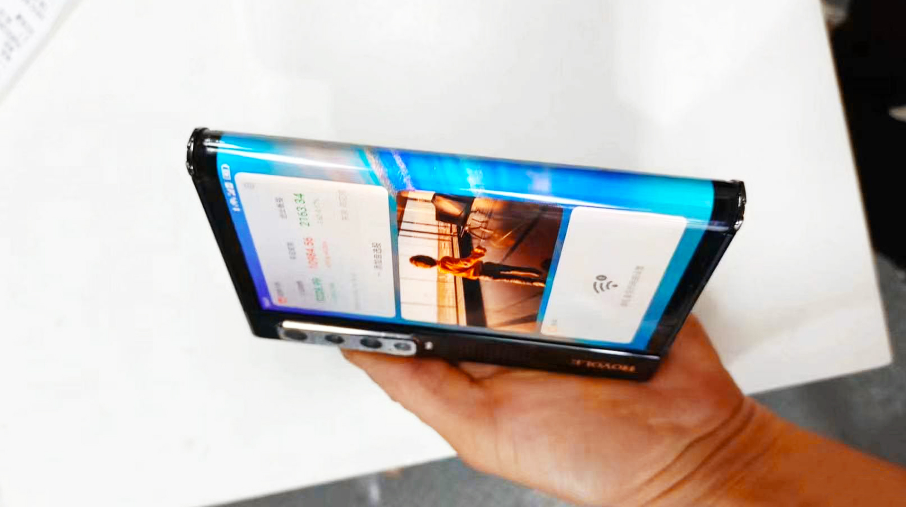外形充满科幻感，体验这款国产折叠屏手机，摊开之后成小平板电脑
