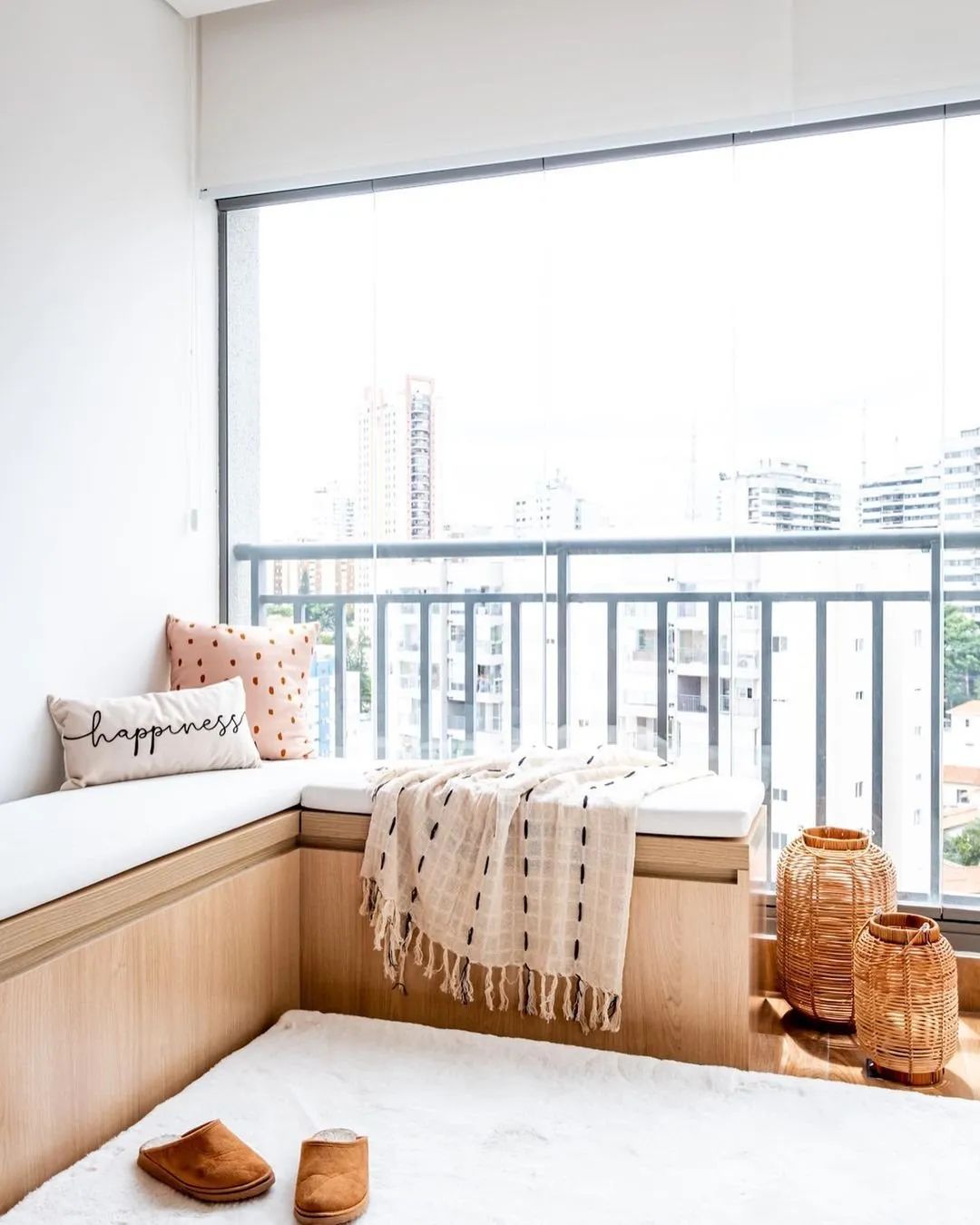 家里阳台怎么像露营感觉,阳台既能晾衣服也能当临时卧室