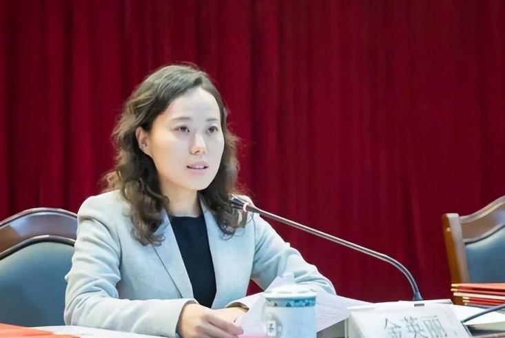 上海美女巨贪金英丽,被三名富商共享,随身携带生计用品方便开房