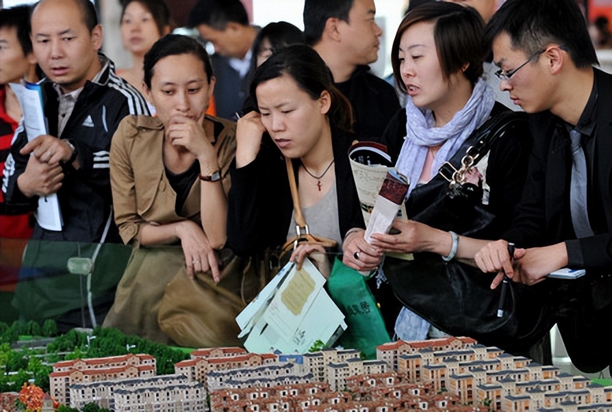 贷款买房和全款买房的人谁更聪明,10年后买房还是攒钱更值