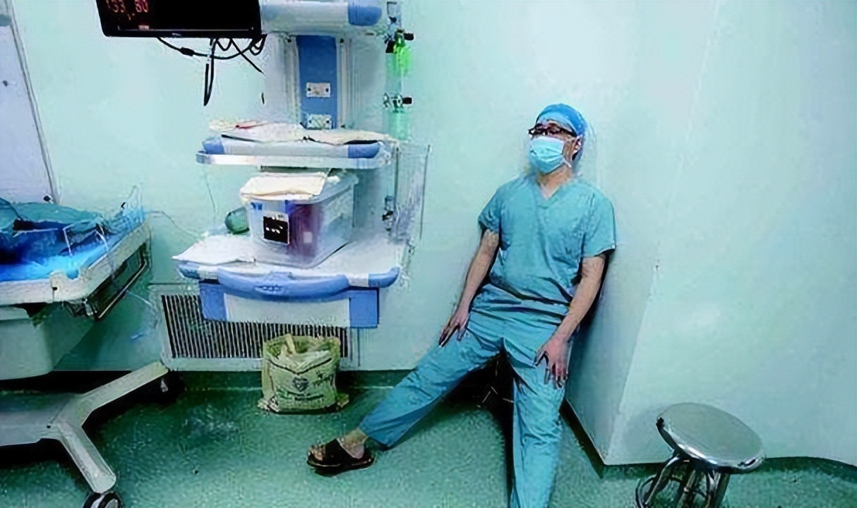 妇产科男医生面对女性隐私部位时，会觉得尴尬吗？医生说出无奈