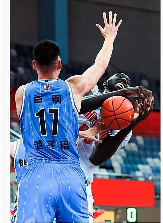 身高2米28！塔克-法尔在CBA的首秀打响！表现如何？缺点太明显了