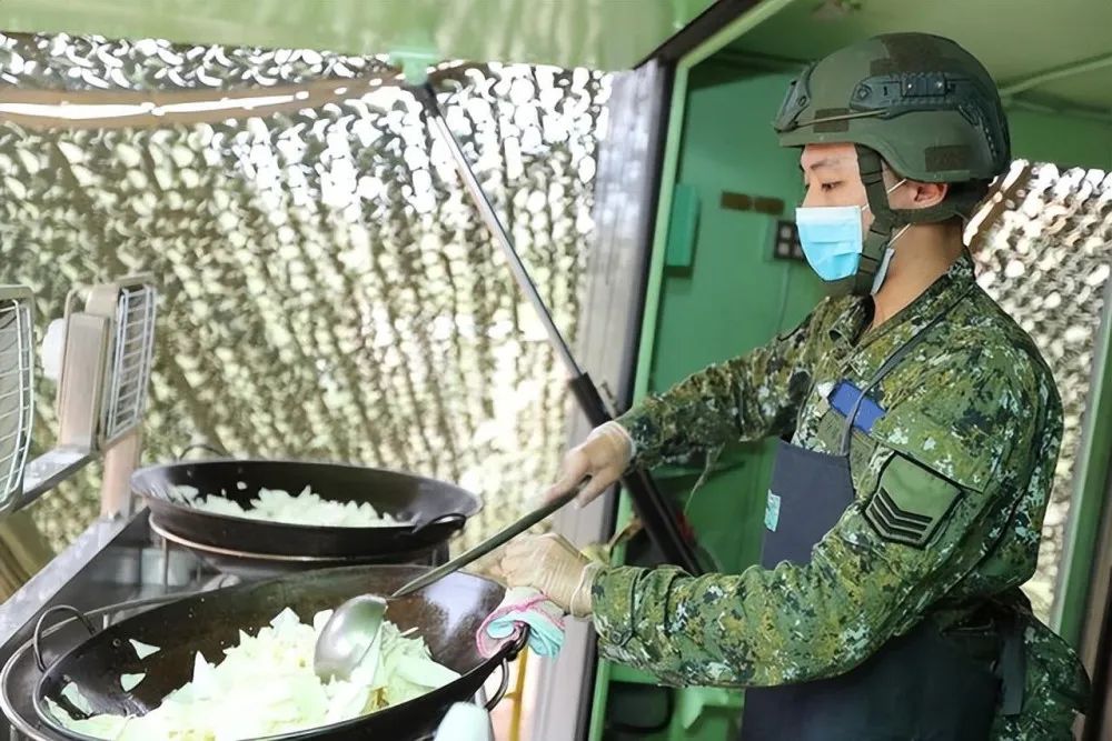沦落到偷渡过来买鸡蛋！台湾阿兵哥待遇到底有多差？