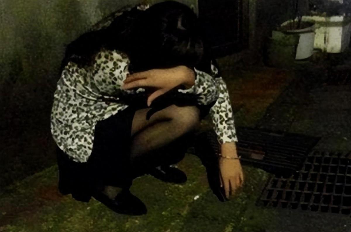 四川女子出轨被老公捉,女子在家和情人约会被抓