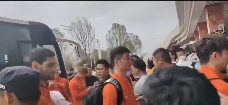 山东泰山对战青岛西海岸球迷冲突,山东泰山球迷与青岛球迷发生冲突