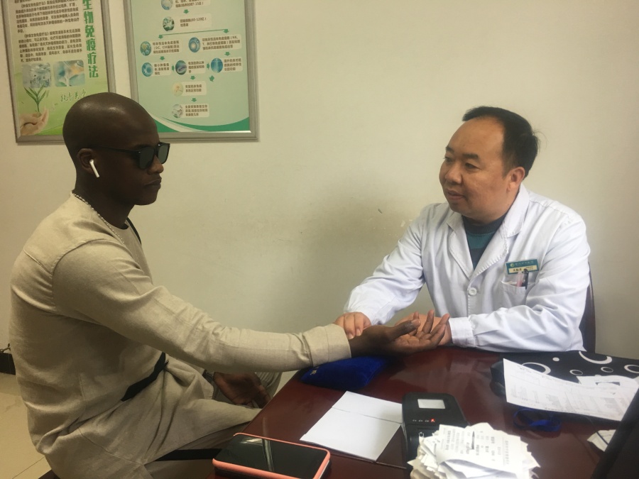 现代医疗技术与中医药治疗相结合,中医药技术与现代技术的结合