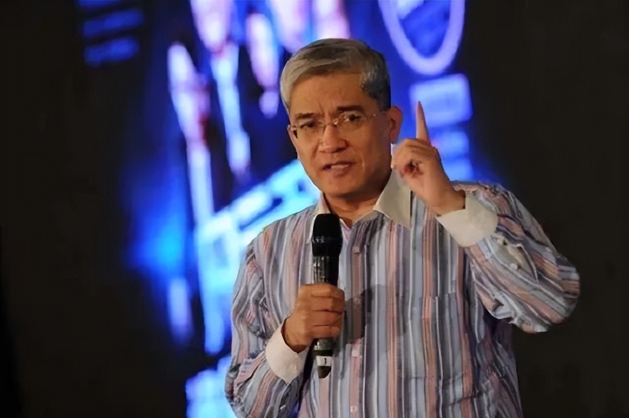 2011年，55岁的*咸平郎**爱上31岁空姐，2年后分手想让空姐赔他900万