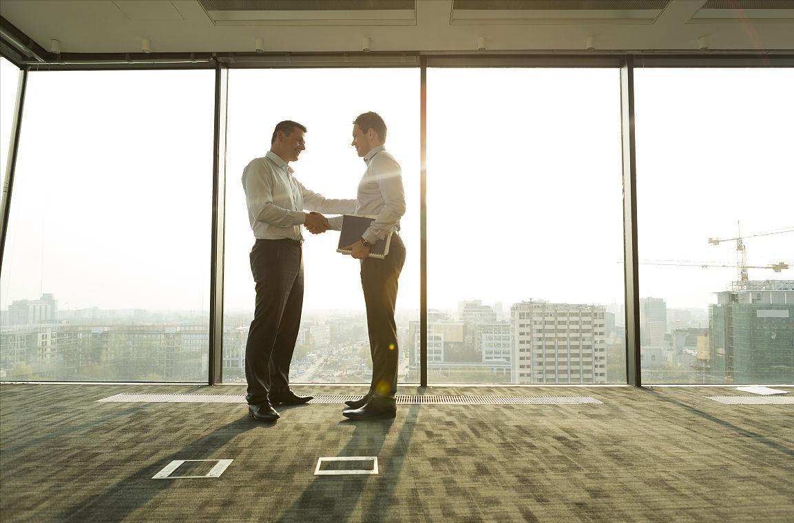 郭宏才：高中学历坑惨汪峰，5年诈骗百亿，逃到美国住豪宅开豪车