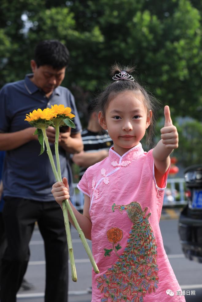 直击2023高考现场暖人瞬间,直击2023高考场外实拍视频