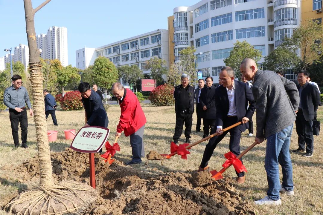 人大、北航、瑞中、淮中产学研校友联盟领导和专家来淮中考察交流