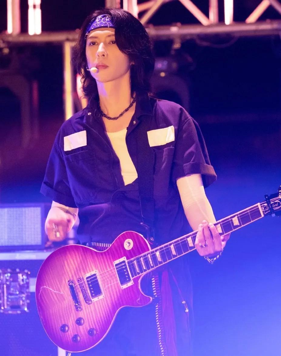 弹吉他的男人,弹吉他的男人唱什么歌好听