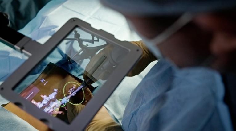 股价暴跌裁员,股价腰斩深陷裁员风波