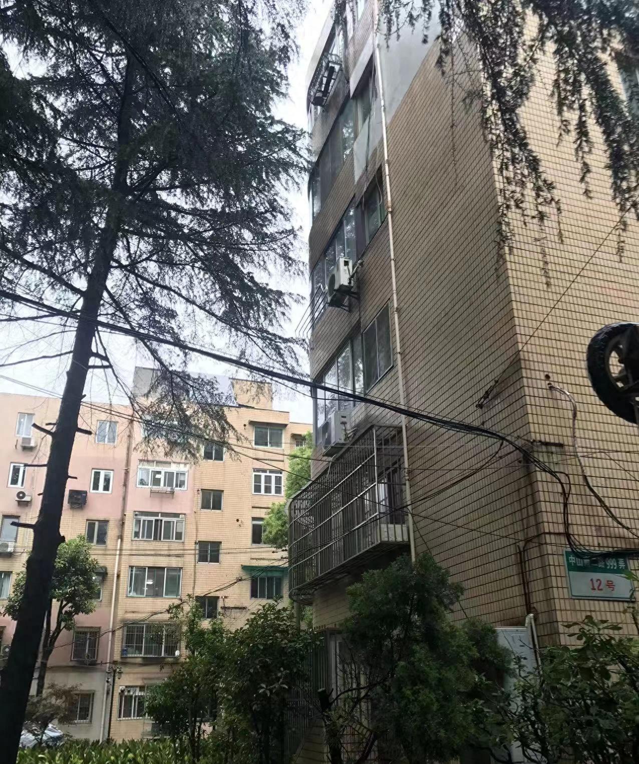 20多米高“巨无霸”，摇摇欲倒！沪上小区居民“风中慌乱”