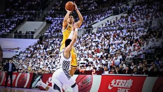 又拿下总冠军！40岁单场25分！真是中国第一摇摆人