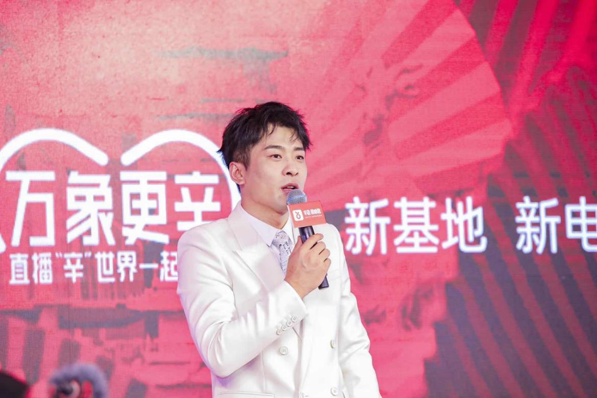 辛巴推动乡村经济不断向前发展，许家坊“线上”模式助农售桃