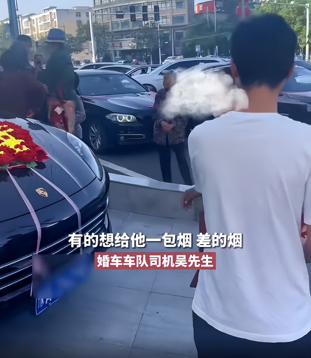 老人组团劫婚车不给红包不让走,老人组团马路拦婚车要红包