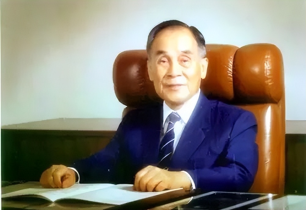 2000亿资产无偿捐献给国家，死后享国葬待遇，儿子仅靠开出租谋生