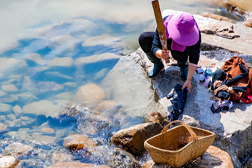 农村妇女河边洗衣服搞笑,农妇河边洗衣服绿幕素材