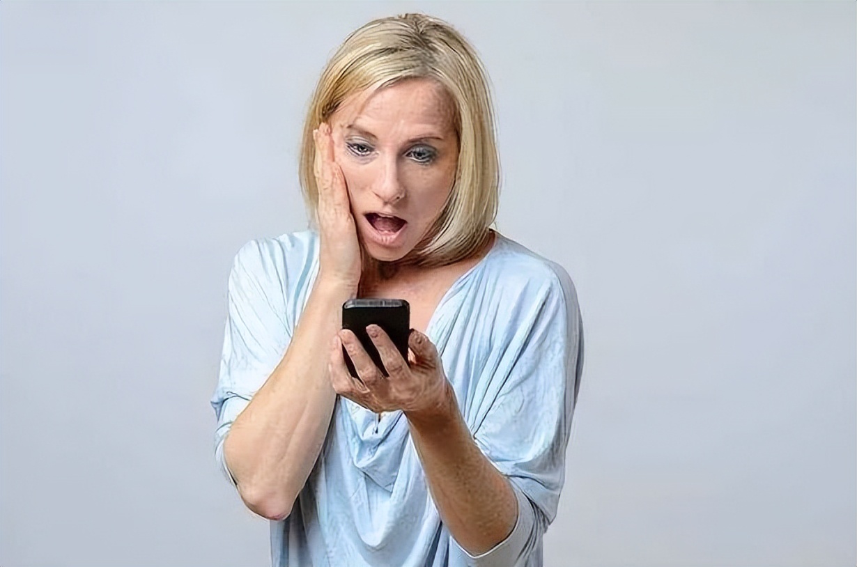 半夜发现儿子看“小黄片”，妈妈又怒又无助，爸爸的做法值得学习