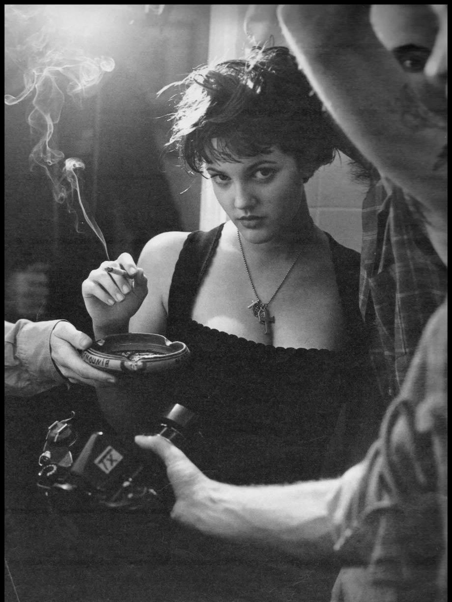 老照片里的汉奸,两个女汉奸与日寇合影