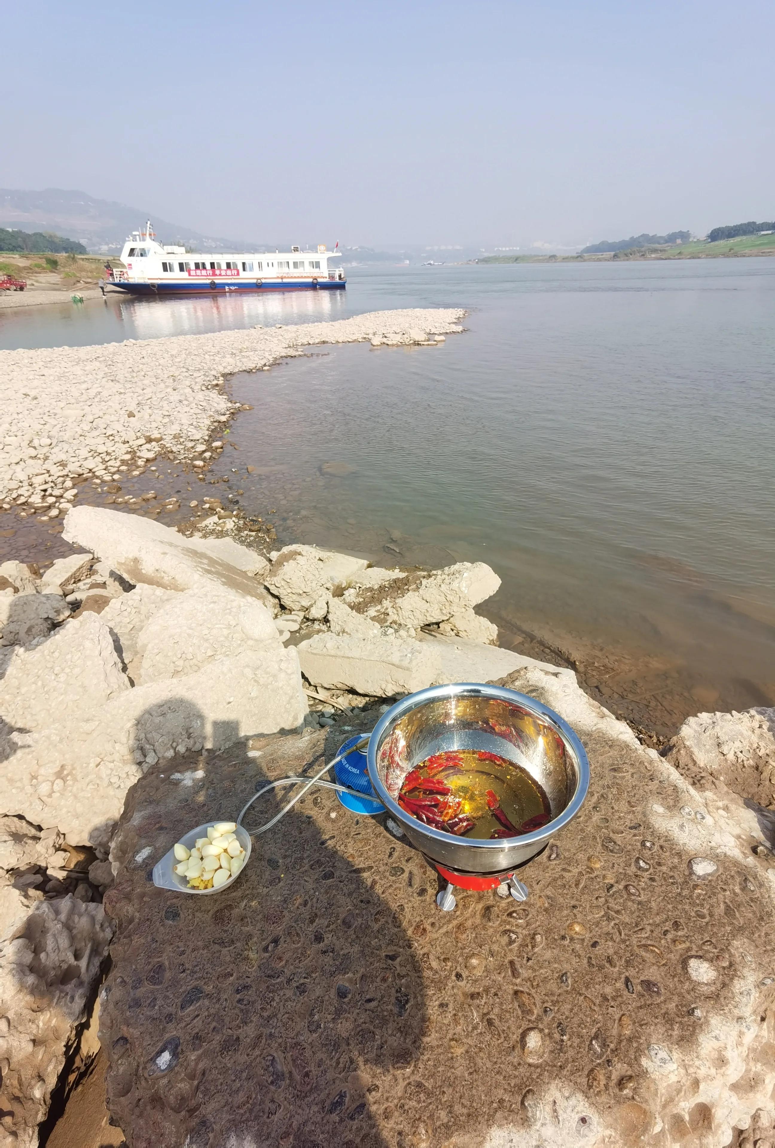 重庆两江夜游船上吃火锅,重庆南滨路船上吃火锅