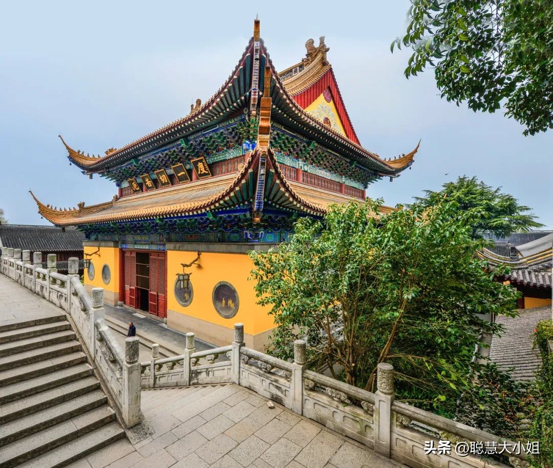 江苏镇江，比扬州安逸。这座有钱低调的小城，倦了就去小住几日