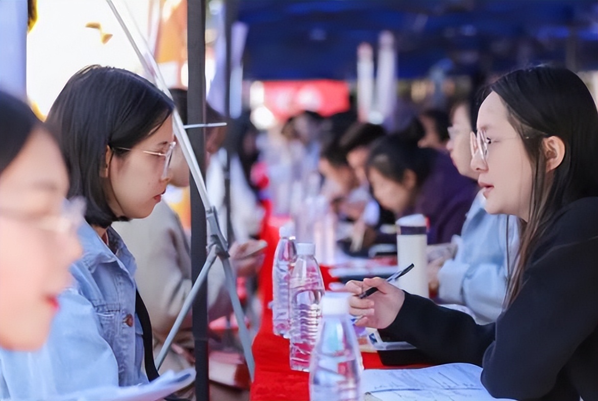 哈尔滨大学生网购火腿肠变质,网购到变质火腿肠被客服攻击学历