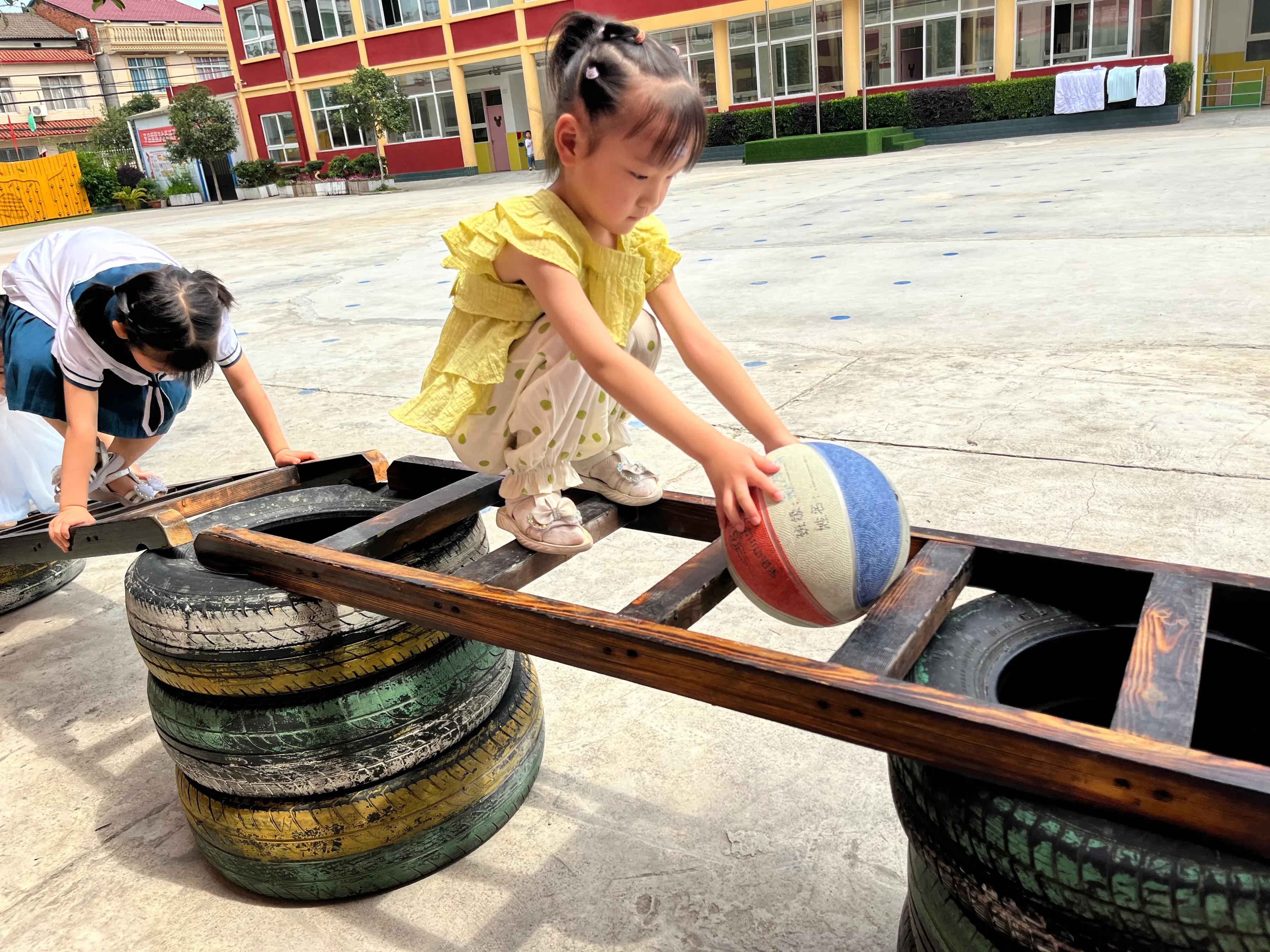 幼儿园室内趣味彩虹布游戏,老虎出洞幼儿园户外游戏