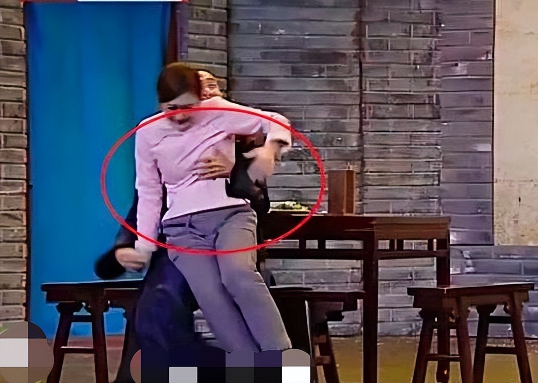 假借拍戏之名公然“揩油”,摸胸、抓臀、脱外衣,该管管了