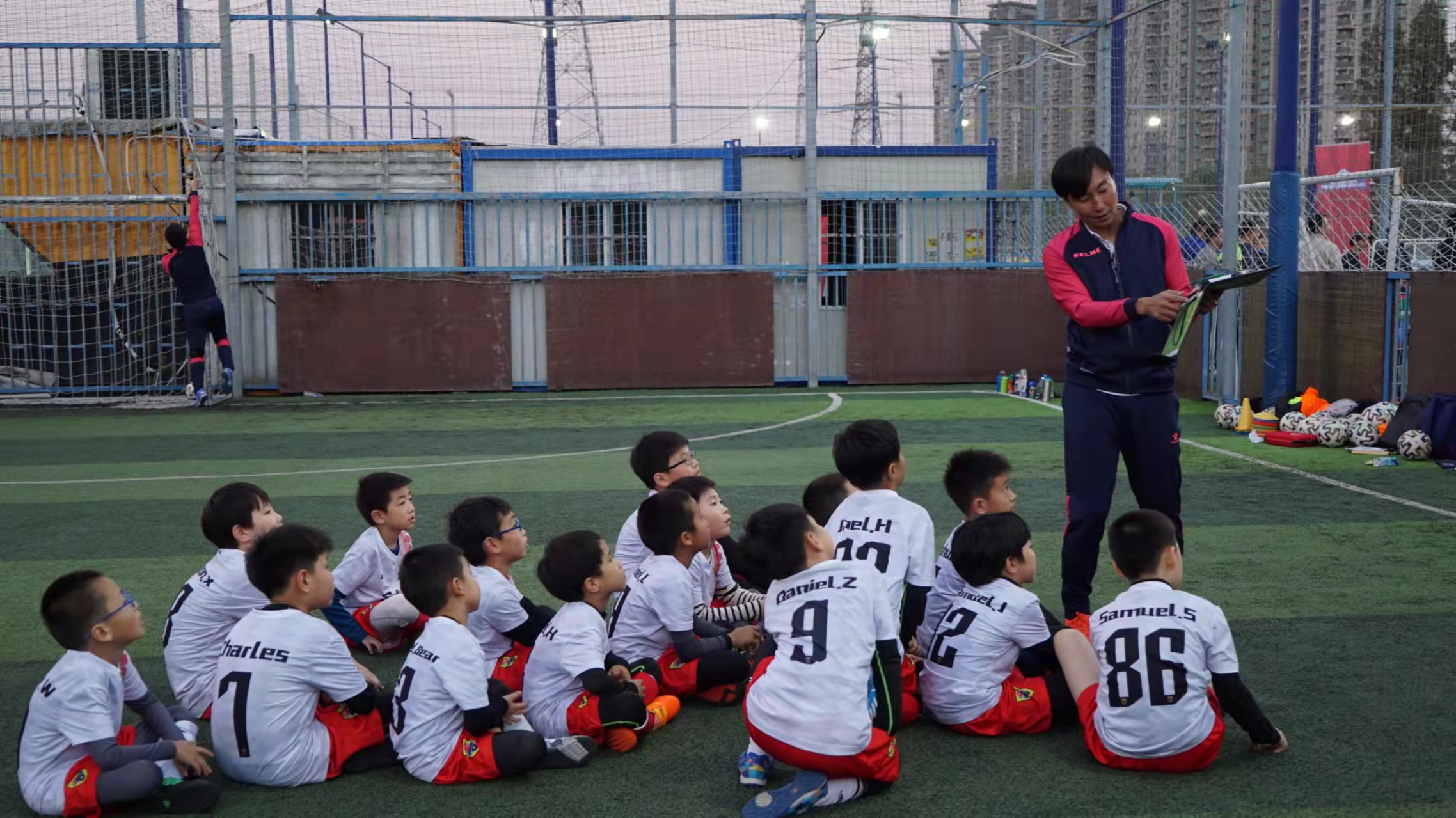 同样做足球教练员的工作西班牙和中国差别那么大！根本原因在哪？