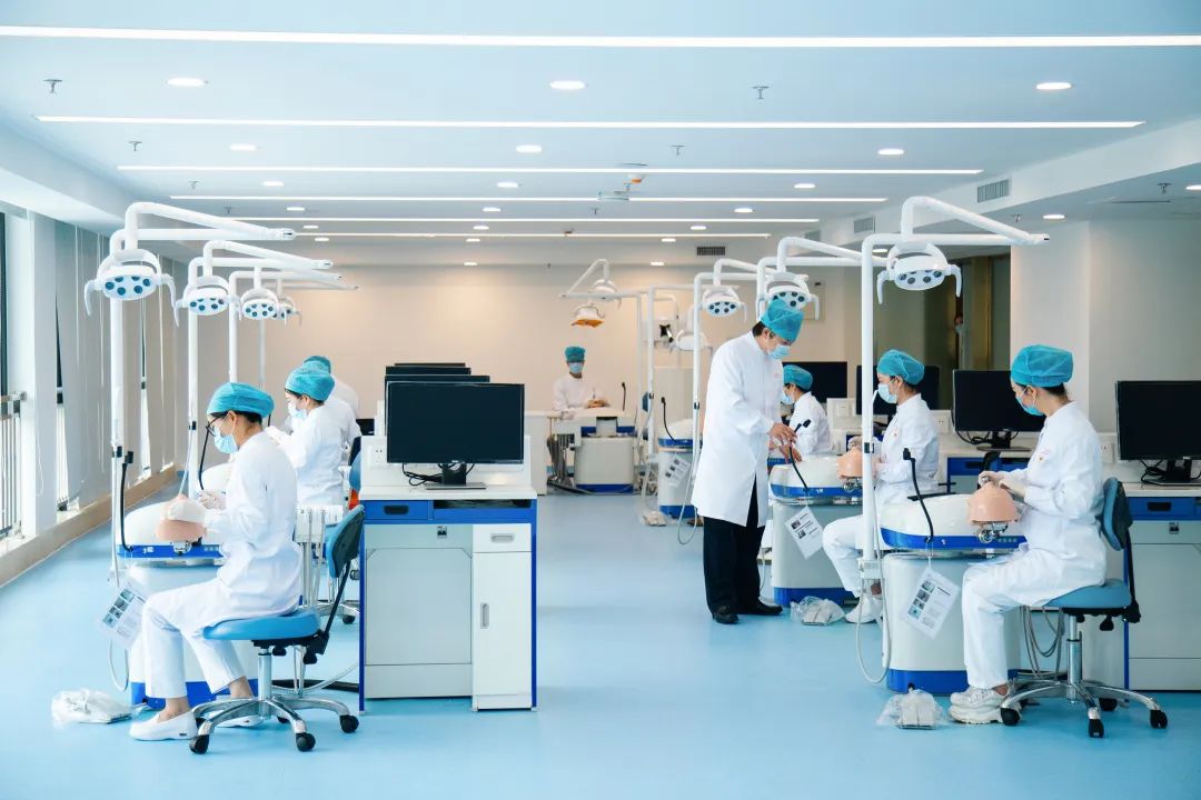 高考首日，深圳这家口腔医院笑着解出了最后“大题”：看牙难