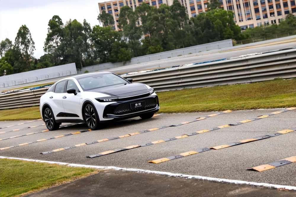 皇冠sportcross2023双擎2.4t,皇冠sportcross动态测评