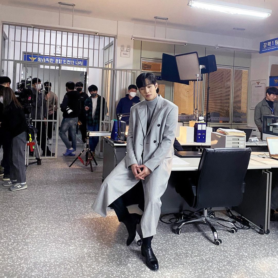 安孝燮黑打底穿搭,安孝燮社内穿搭