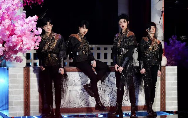 李飞对待tfboys时代少年团的区别,时代少年团怕李飞还是怕tfboys