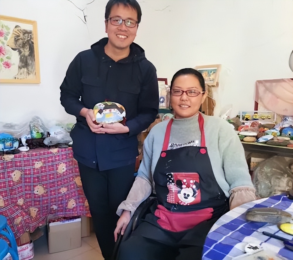 轮椅上的女孩速写,坐在轮椅上的女孩绘画