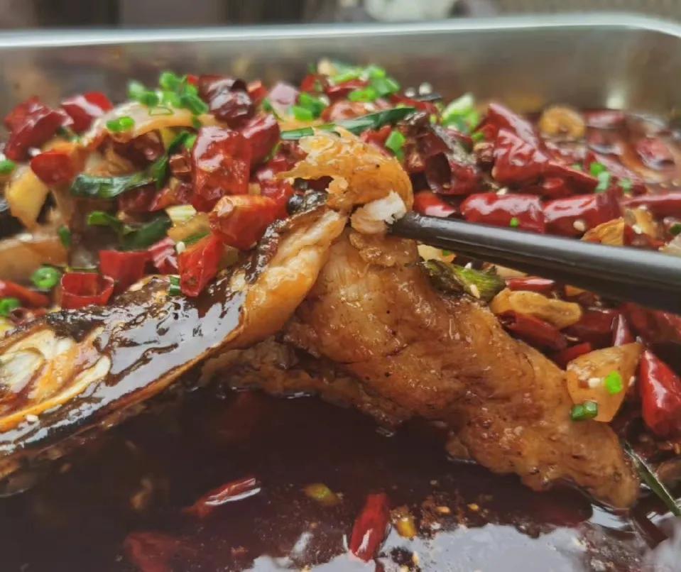 来万州吃一次正宗万州烤鱼,万州烤鱼什么味道正宗好吃