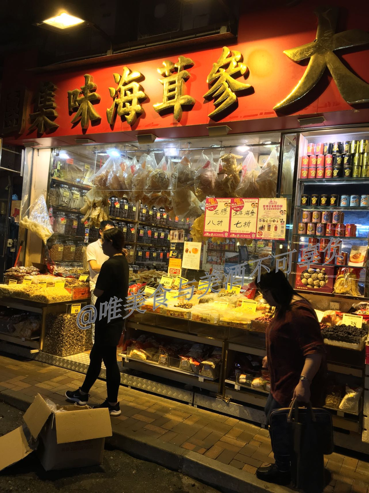 逛香港街市,买蔬菜生鲜,还有美味烧腊、蚝豉干贝,以及人间烟火