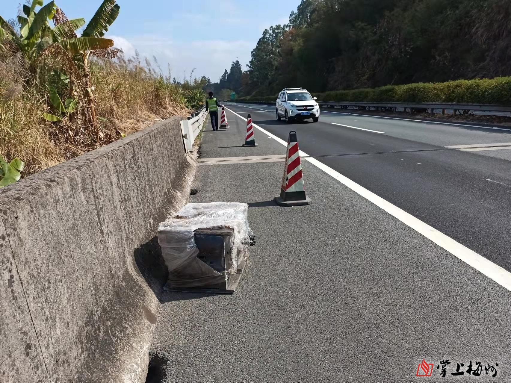 货车高速掉铁片致30多辆车炸胎,货车车厢破了一个洞