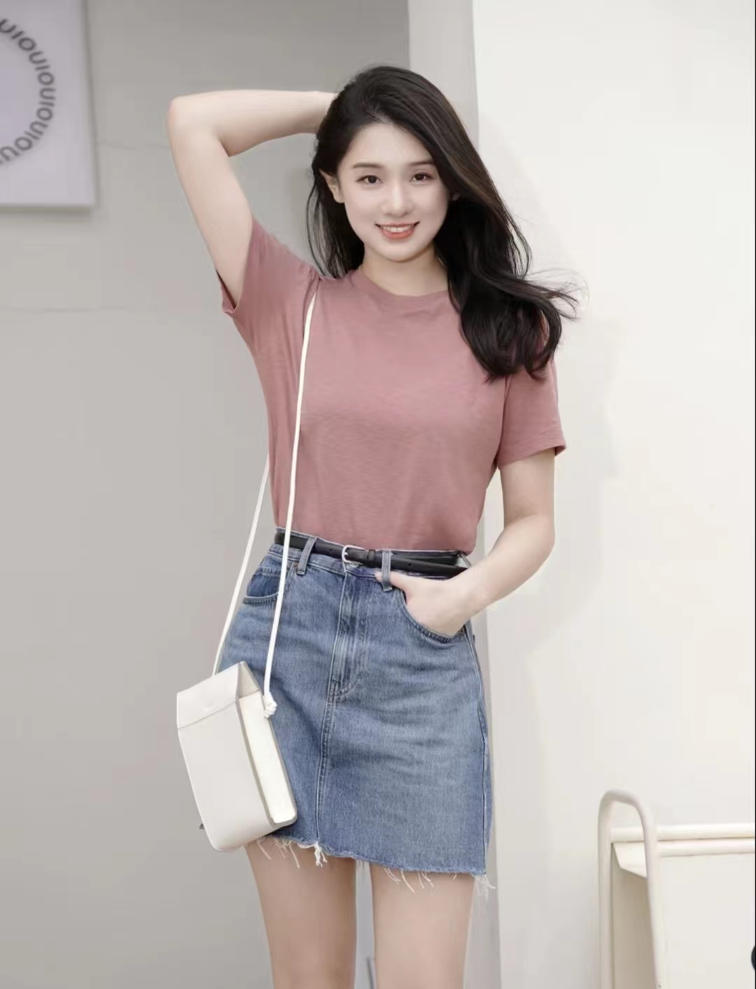 冬季包臀牛仔短裙搭配什么上衣,牛仔短裙配什么上衣比较好看女