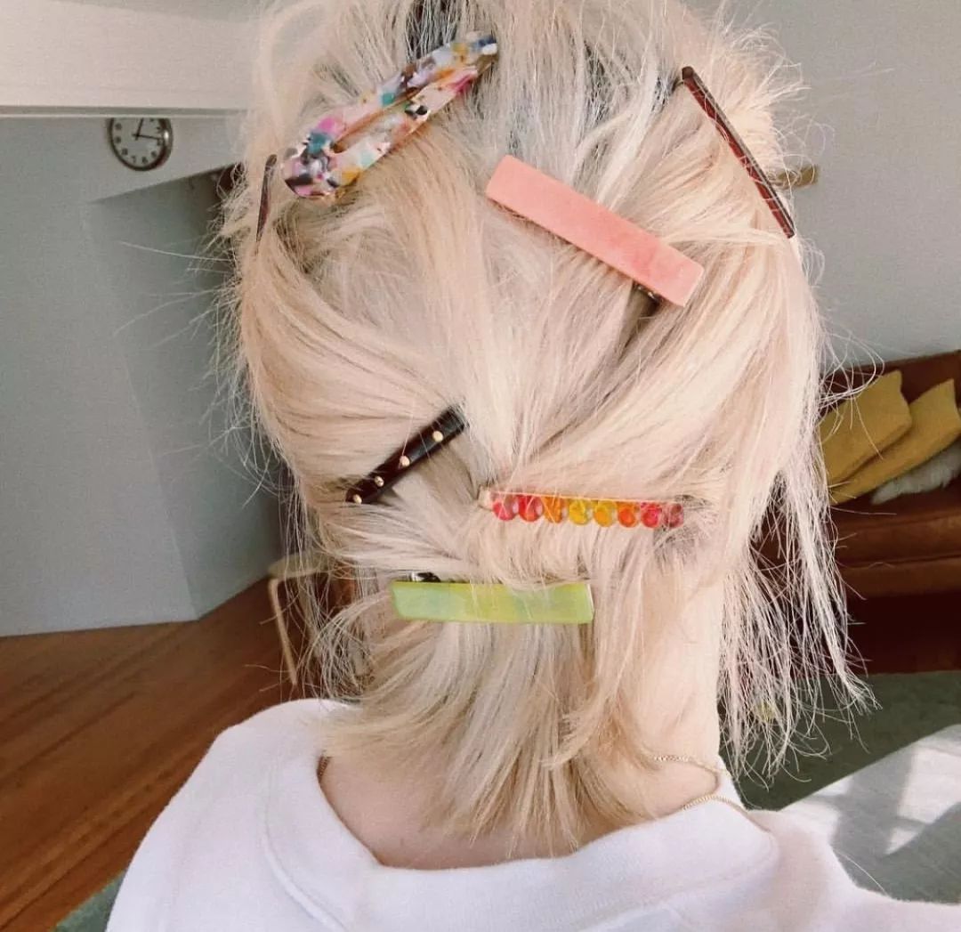 儿童用泫雅风彩色发夹怎么扎好看 (泫雅一字夹发夹佩戴方法)