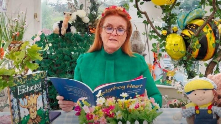 女王前儿媳：因沙滩艳照被逼离婚，利用王室敛财，手段比梅根高明