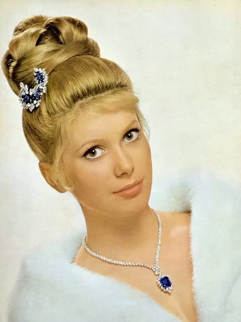 王冠要怎么戴才不会压塌头发,王冠头饰戴法