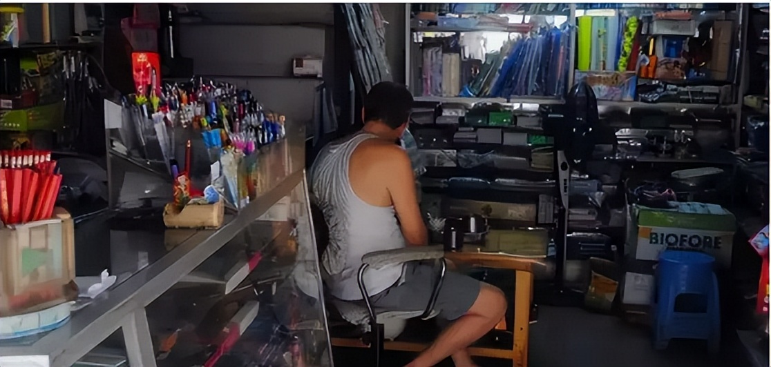 2014年，54岁老汉跳楼却砸死路人，警方调查发现其为17年前在逃犯