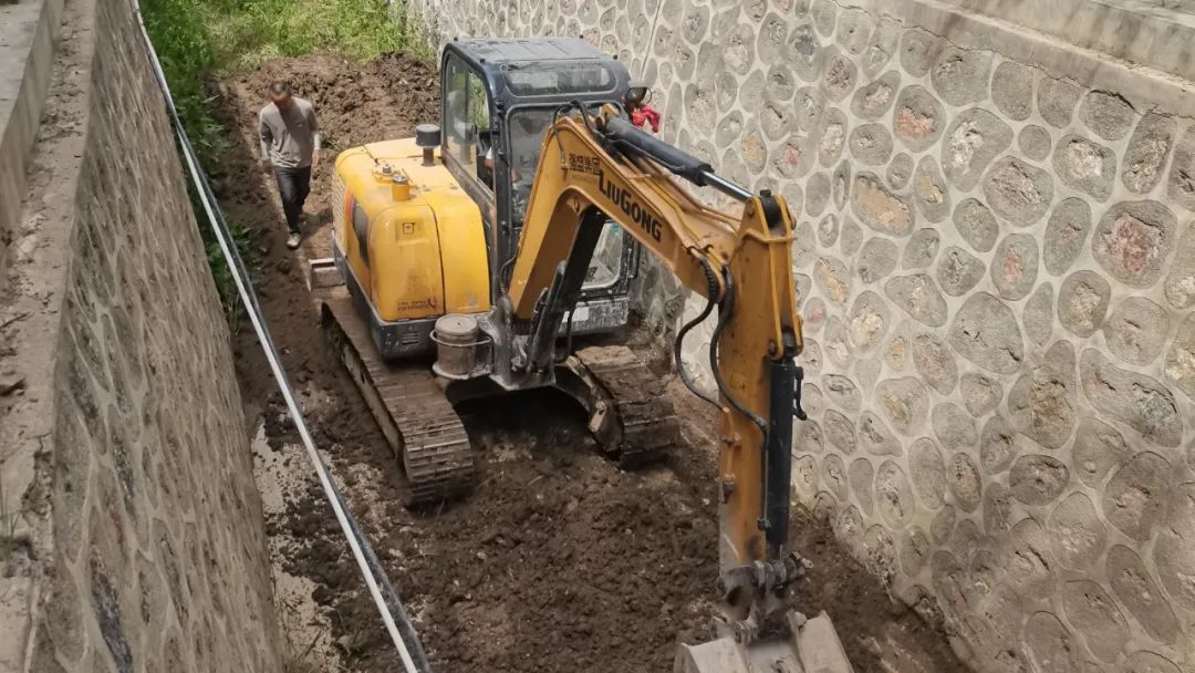 辛店镇持续开展路域环境整治行动,两城镇不断加大环境卫生整治力度