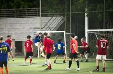 狮子山激战欧洲联队,促进国际友谊交流